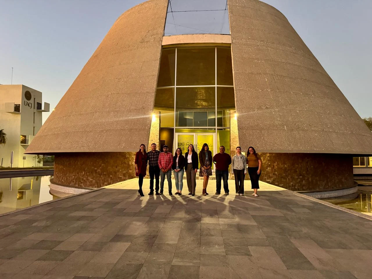 Integrantes de COPLANUR reunidos frente a un edificio de la UACJ en 2025